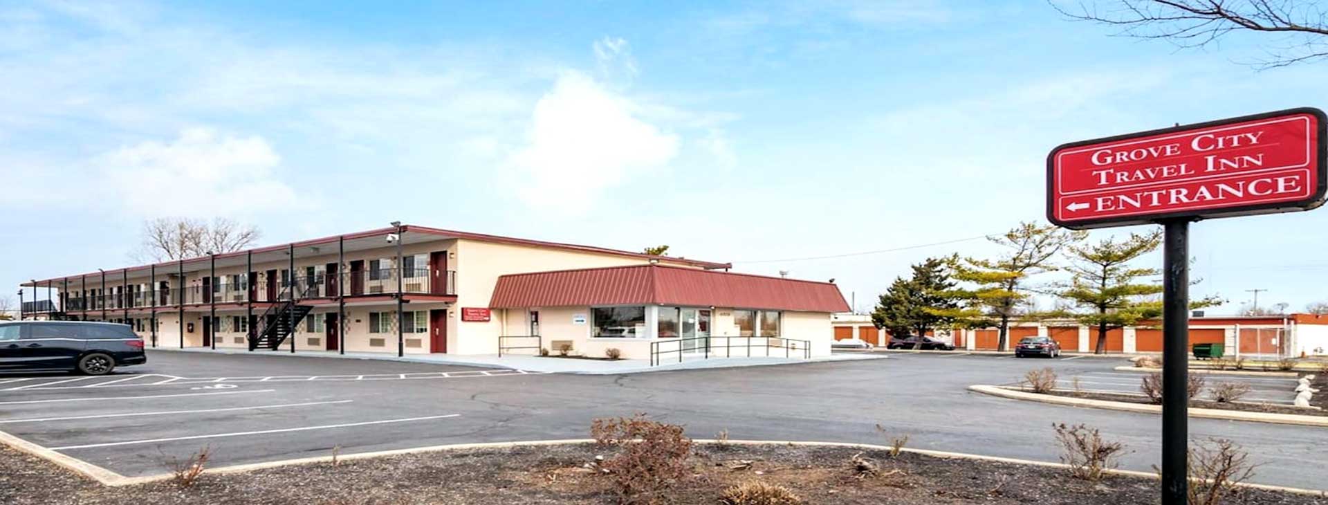 Front of Hotel Grove City Travel Inn Columbus South